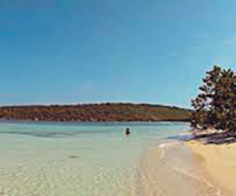 En la zona conocida como Playa Ensenada, ayer fue localizado sin vida el pescador Juan Carlos “R”. Foto: TOMADA DE YOUTUBE