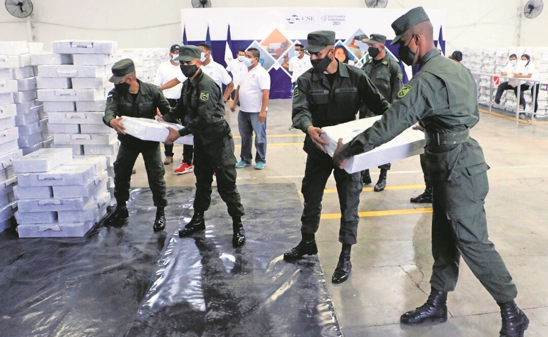 Integrantes del Ejército de Nicaragua, el 1 de noviembre, al preparar las boletas electorales para su envío en todo el país, en un centro de distribución del Consejo Supremo Electoral, en Managua. Foto: AFP.