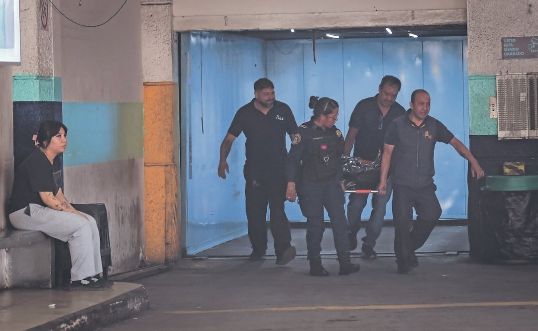 Personal de la SSC ayudó a retirar el cuerpo de la mujer. Foto: Luis Camacho/ EL UNIVERSAL