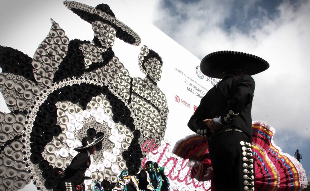 El Encuentro Internacional del Mariachi y la Charrería, en Guadalajara, inició con la creación de un mosaico gigante con 2 mil 684 sombreros de charro. Foto: Xinhua / Leonardo Alvarez 