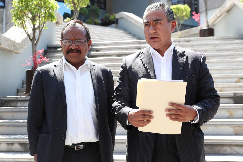 Alejandro Sánchez Camacho y Octavio Martínez, integrantes del CEN de PRD, presentaron una denuncia contra dos funcionarios priistas del Edomex. (Foto: Ariel Ojeda / EL UNIVERSAL)