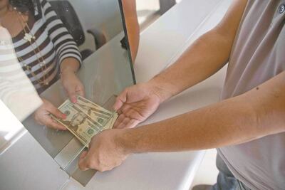 Remesas caen 2.6% en abril; llegan a 2 mil 861 mdd