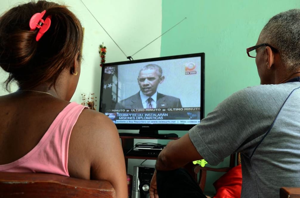 Cubanos escuchan el anuncio del presidente estadounidense, Barack Obama, sobre la reapertura de embajadas, ayer  Foto: Xinhua