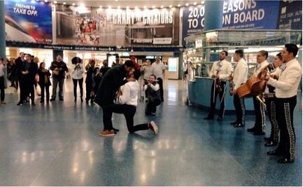 Man proposes to Mexican boyfriend with live mariachi band in NY