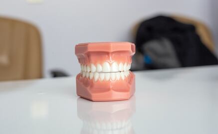 Previene el sarro y la gingivitis en tus dientes con esta hierba natural y común en tus comidas