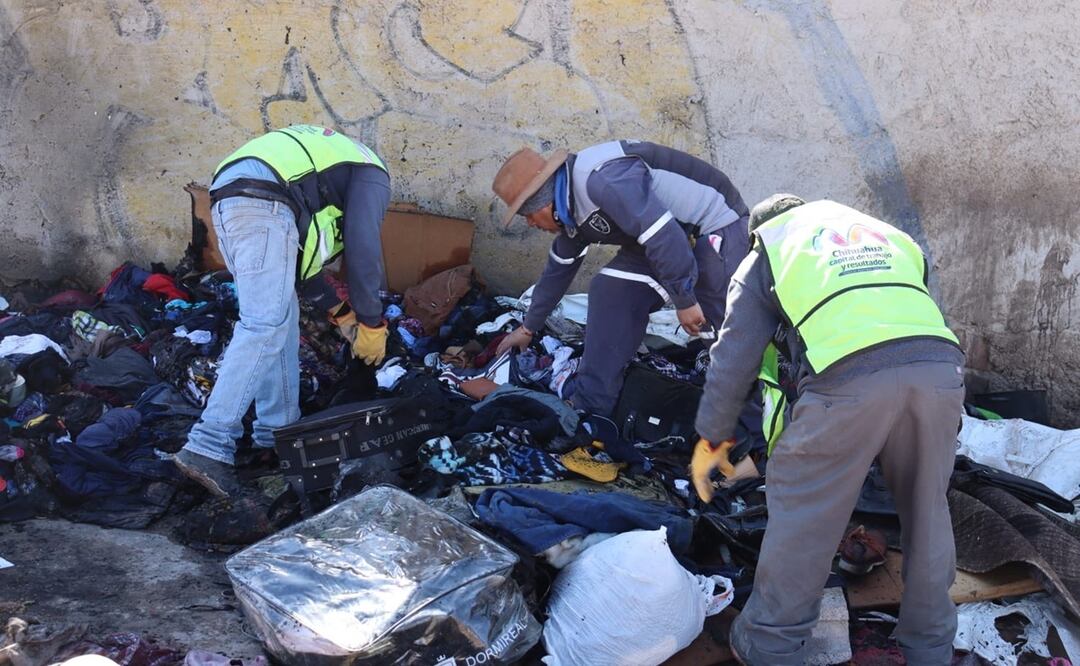 Limpian terreno donde habitaban migrantes desalojados por el INM en Chihuahua. Foto: Especial