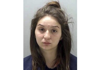 Mujer mata a su novio en EU por un truco fallido en YouTube