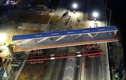 Video. Así fue instalado el puente peatonal que colapsó hoy en Miami