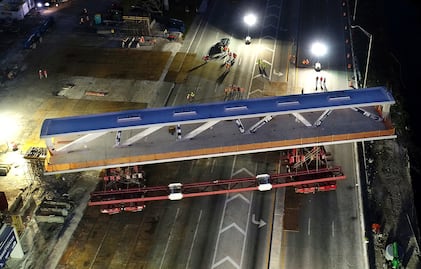 Video. Así fue instalado el puente peatonal que colapsó hoy en Miami