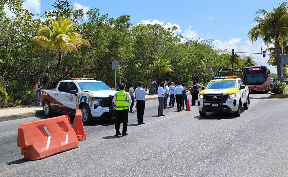 Madres Buscadoras bloquean parcialmente acceso a zona hotelera de Cancún. Foto: Especial