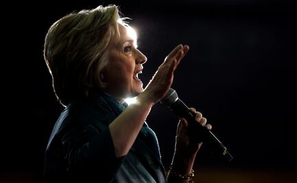 Critica Clinton a Trump por apoyar a Putin y Hussein