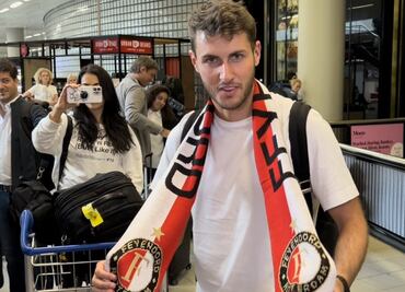 Santiago Giménez llegó a Países Bajos y ya presume los colores del Feyenoord