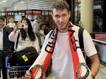 Santiago Giménez llegó a Países Bajos y ya presume los colores del Feyenoord