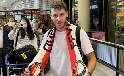 Santiago Giménez llegó a Países Bajos y ya presume los colores del Feyenoord