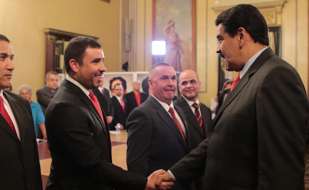 Nicolás Maduro, presidente de Venezuela, saluda a Luis Marcano, ministro de Comunicación e Información (Foto: Archivo/EFE)