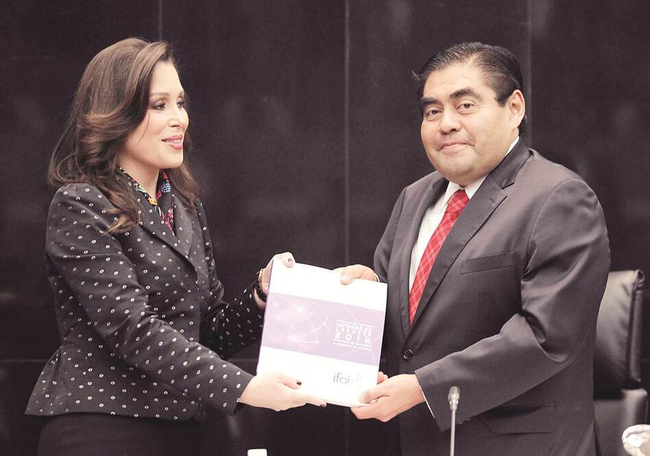 La titular del INAI, Ximena Puente de la Mora, y el presidente del Senado, Miguel Barbosa, suscribieron un convenio de colaboración. Foto Especial
