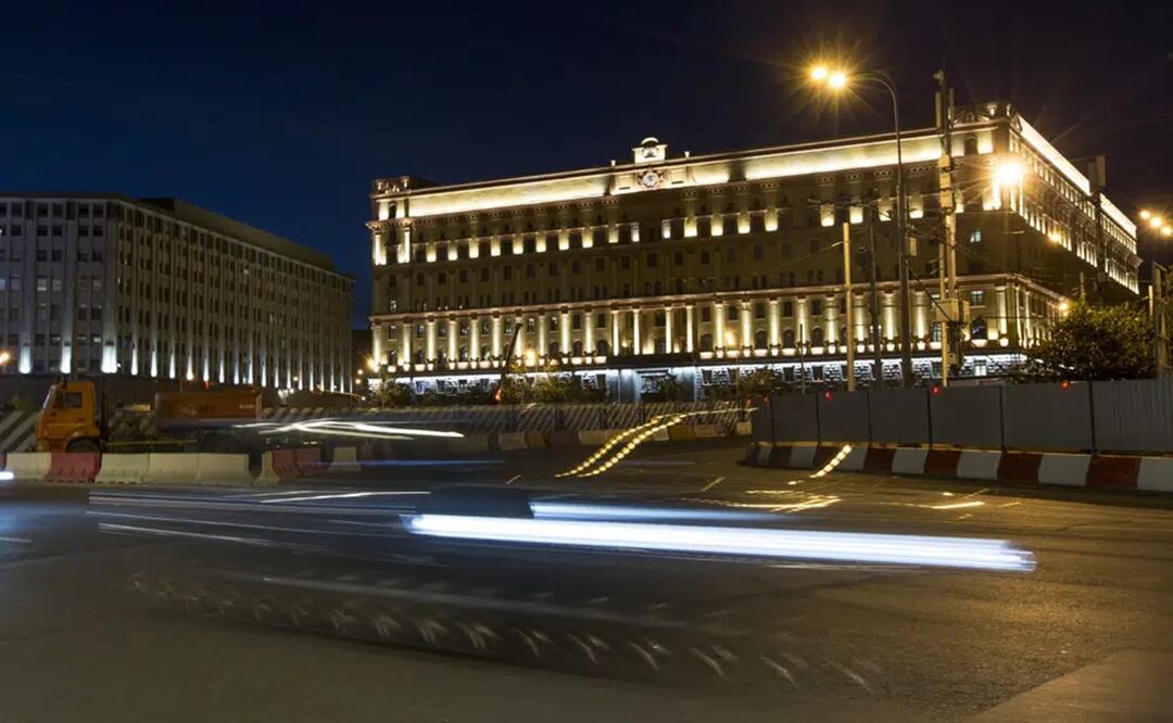 Autos pasan ante el edificio del Servicio Federal de Seguridad en la Plaza Lubyanskaya en Moscú, Rusia. Foto: AP