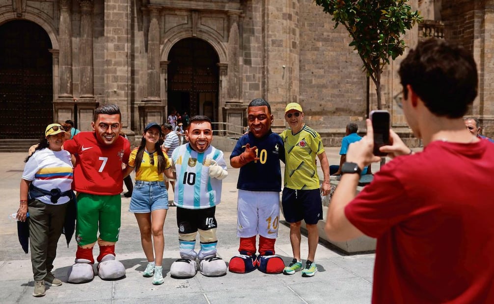 Los aficionados al futbol y turistas que llegaron a La Perla Tapatía aprovechan para tomarse la foto con los “deportistas” internacionales. Foto: DIGO SIMÓN SÁNCHEZ/EL UNIVERSAL