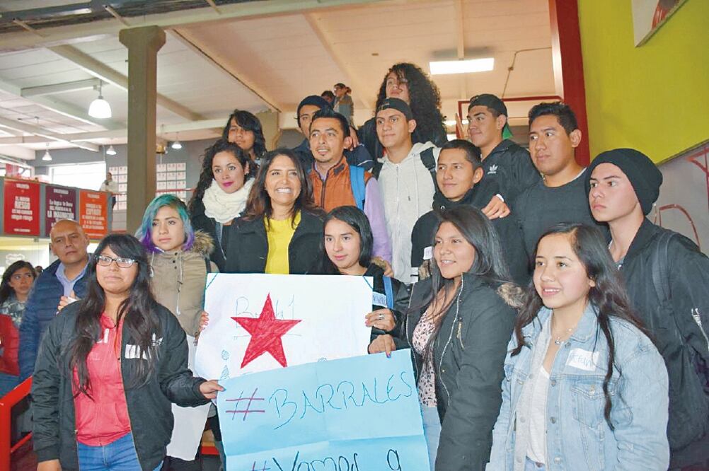 La virtual candidata del Frente a la jefatura de Gobierno se reunió la tarde de ayer con jóvenes capitalinos, a quienes les planteó sus planes (ESPECIAL)