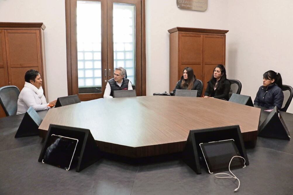 Miguel Ángel Mancera otorgó vales a las afectadas en el marco del Día Internacional de la Eliminación de la Violencia contra la Mujer. (CORTESÍA)