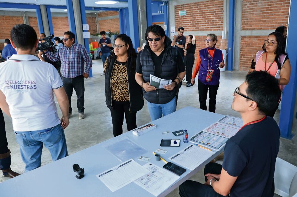 Personas con discapacidad visual o en silla de ruedas se familiarizaron con el proceso de votación. Foto: Fernanda Rojas | El Universal