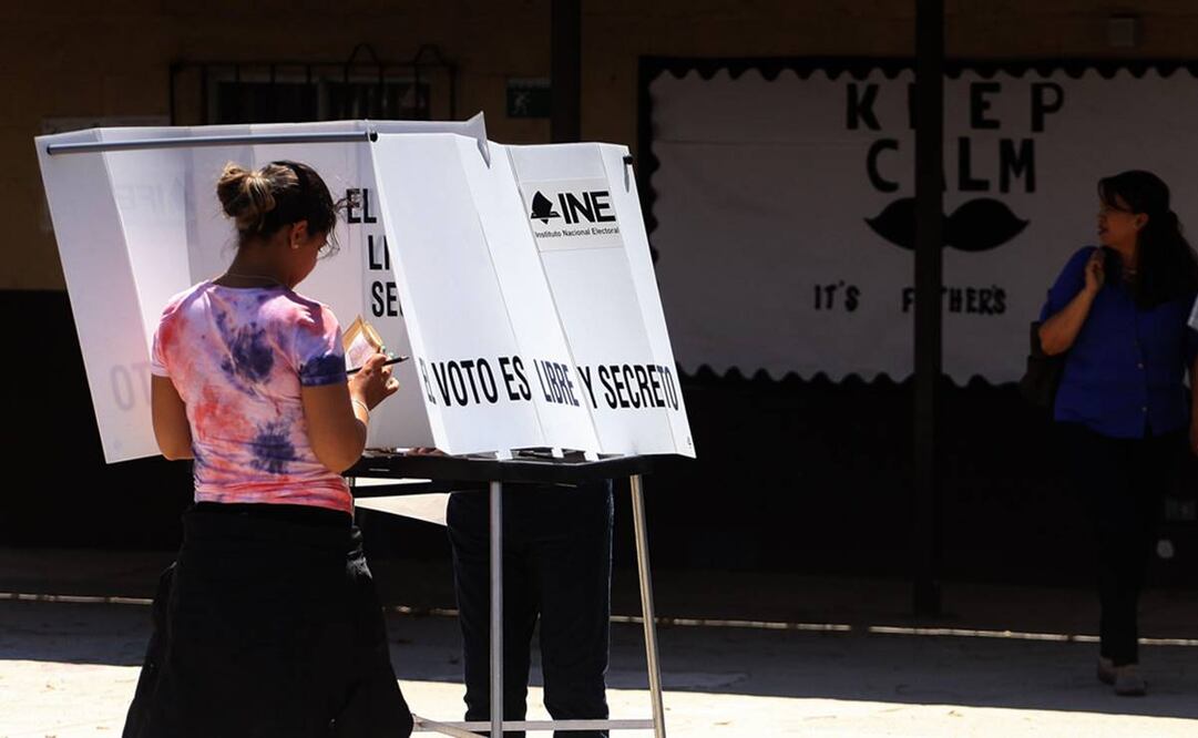 Una joven emite su voto por primera vez hoy, domingo 1 de julio de 2018, en una casilla de la ciudad de Ensenada, en el estado de Baja California (México). Foto: Alejandro Zepeda/EFE