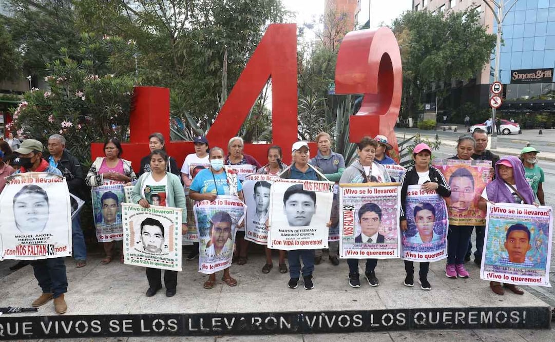 Marcha de los padres de los 43 normalistas desaparecidos en Iguala, Guerrero, hace 10 años. Foto: Gabriel Pano/ EL UNIVERSAL