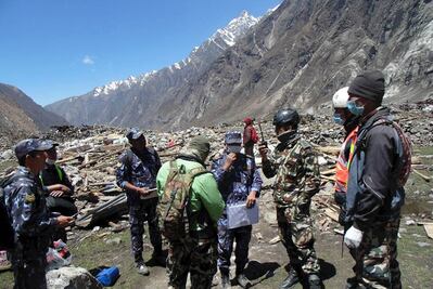 Mal clima complica rescate en aldeas remotas de Nepal