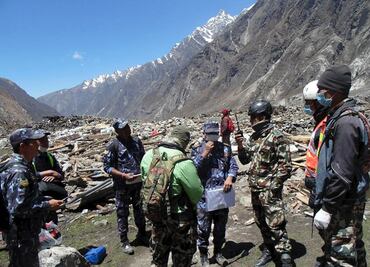 Mal clima complica rescate en aldeas remotas de Nepal