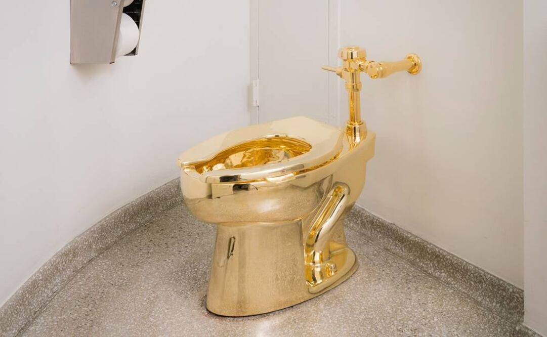 El artista italiano Maurizio Cattelan sustituyó un inodoro en el baño del cuarto piso del museo con una réplica completamente funcional en oro de 18 quilates. FOTO: AP.