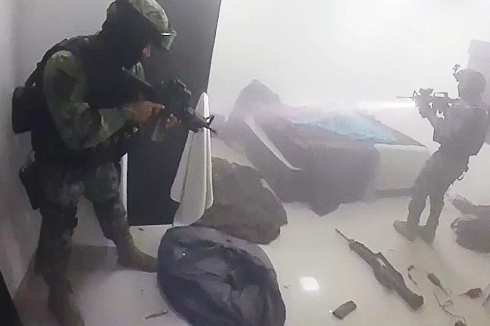 Imagen de la operación en la que elementos de la Secretaría de Marina entraron a la casa de seguridad de 'El Chapo', de la que huyó para luego ser detenido. En la refriega murieron cinco de los hombres del narcotraficante (EFE)