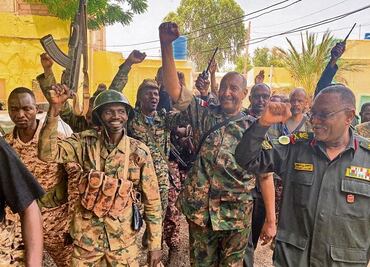 En Sudán paramilitares atacan aeropuerto militar tras visita de líder de Ejército