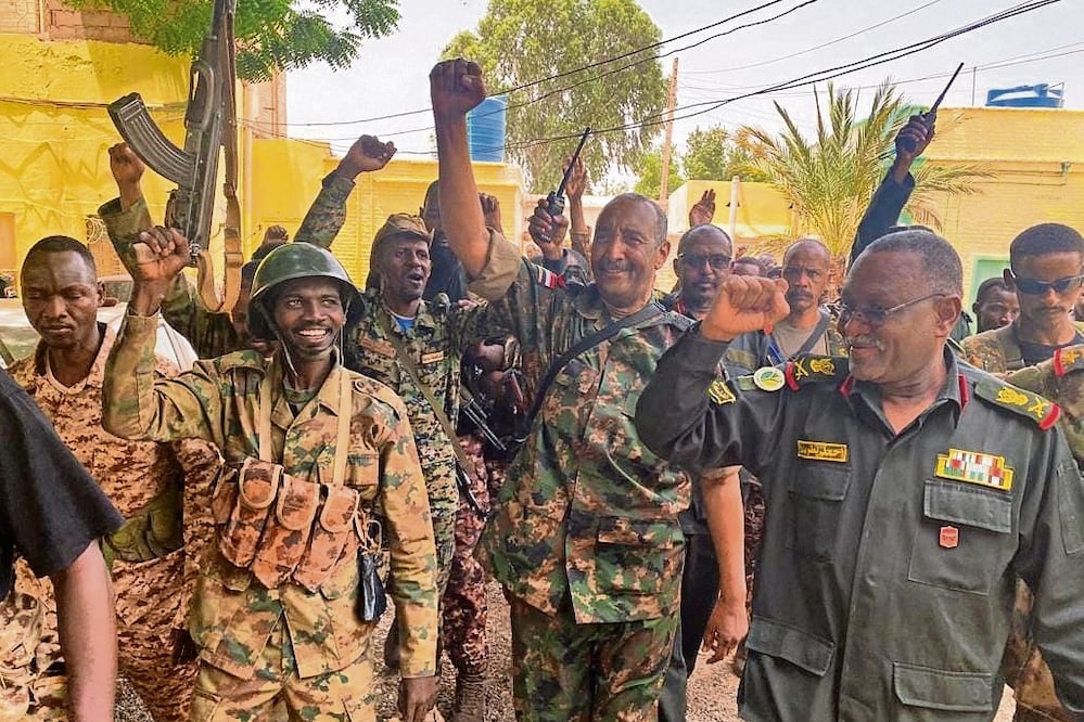 La guerra de Sudán estalló el 15 de abril de 2023 por la rebelión de los paramilitares contra el Ejército sudanés, en medio un proceso político para encauzar de nuevo al país en la senda democrática tras el golpe de Estado de 2021.