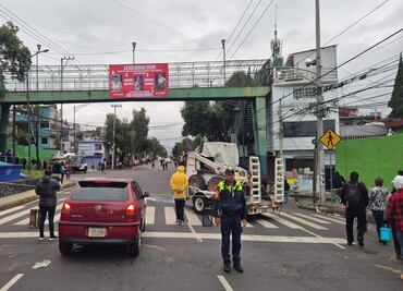 Bloquean avenida Camino real en Álvaro Obregón por falta de agua; vecinos exigen suministro