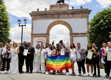Diez parejas LGBTTTIQ+ se casan ante el Arco del León antes de la Marcha del Orgullo 2024 en Guanajuato