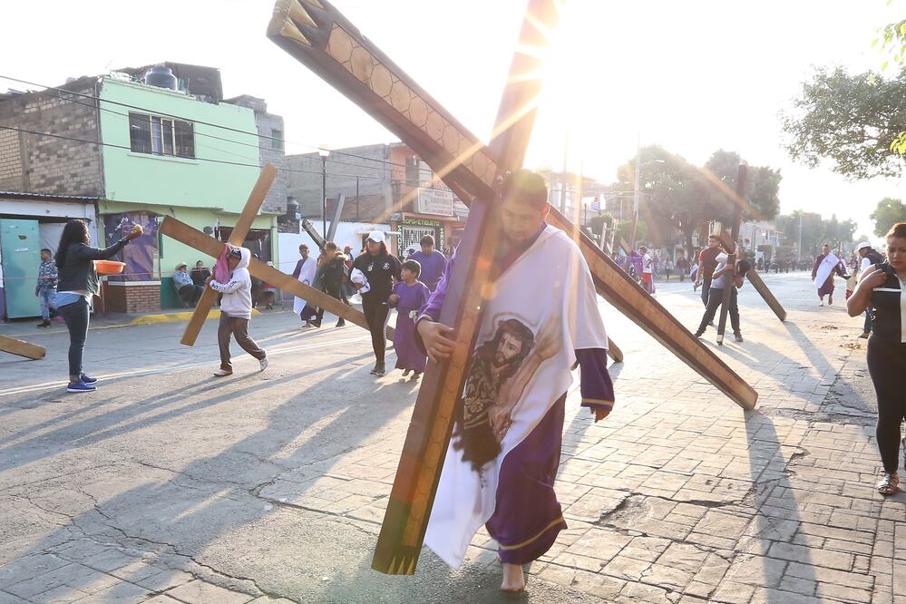 Procesión de nazarenos es la primera actividad de la pasión de Iztapalapa, los participantes cargan cruces algunos descalzos. ( Berenice Fregoso/ EL UNIVERSAL)