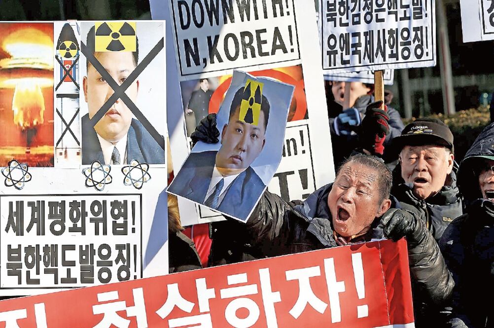 Surcoreanos gritaban ayer eslóganes en Seúl, durante las protestas contra la prueba nuclear que ejecutó Norcorea (JEON HEON-KYUN. EFE)