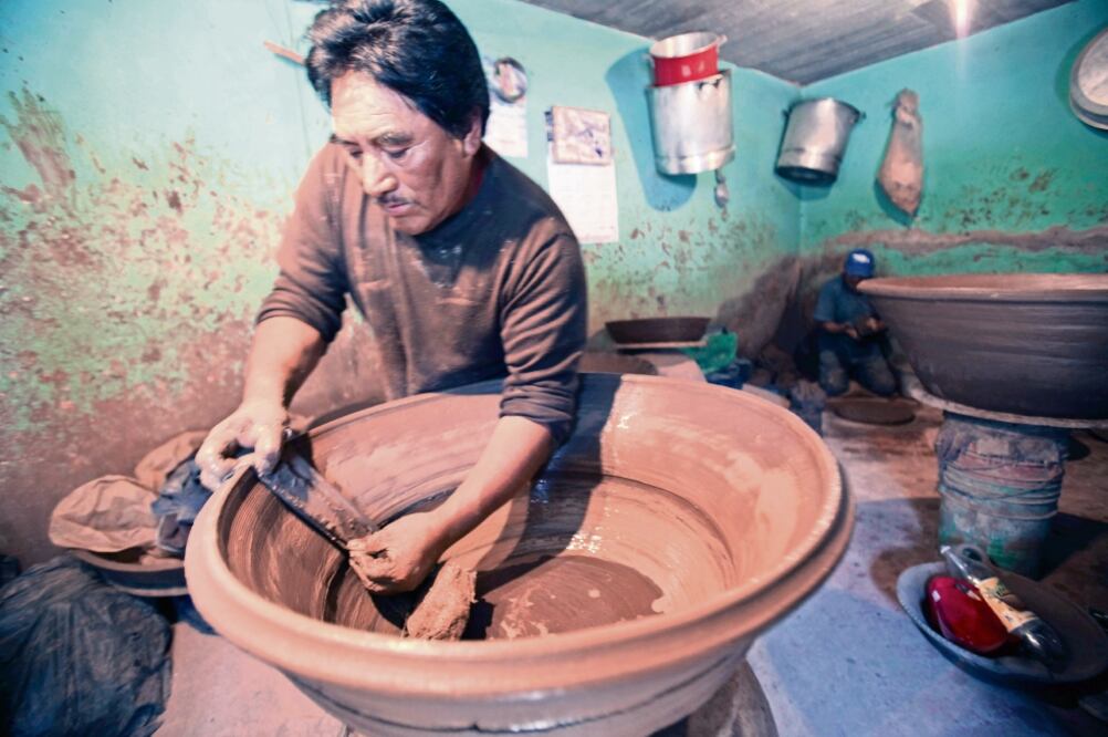 Lino y sus dos hermanos aprendieron a hacer cazuelas y crearon el taller García. (FOTOS: JORGE ALVARADO. EL UNIVERSAL)