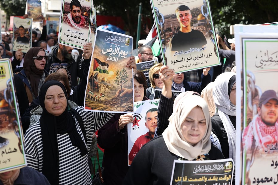 Familiares de presos palestinos protestan en Cisjordania por la aprobación de una ley que avala la pena de muerte para palestinos condenados por terrorismo. FOTO: EFE