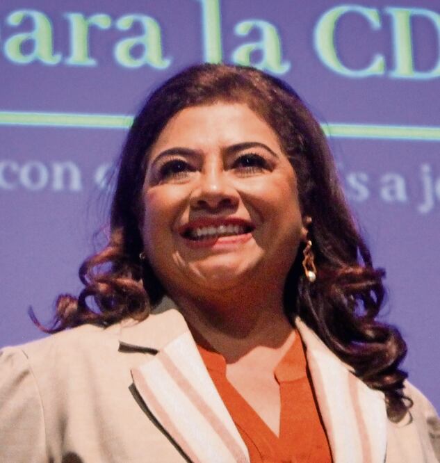Clara Brugada refrendó su compromiso de mejorar los salarios de los policías y dotarlos de nueva tecnología. Foto: de Luis Camacho. El Universal