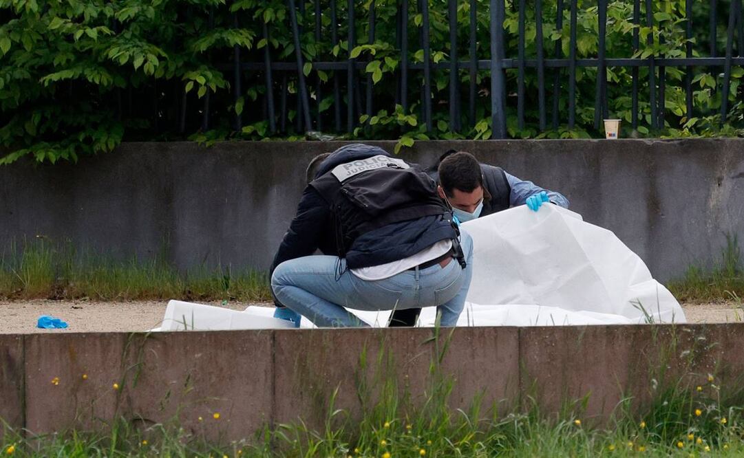 Agentes de la policía judicial examinan el lugar donde dos hombres fueron asesinados a tiros, en Sevran, al norte de París. Foto: AFP