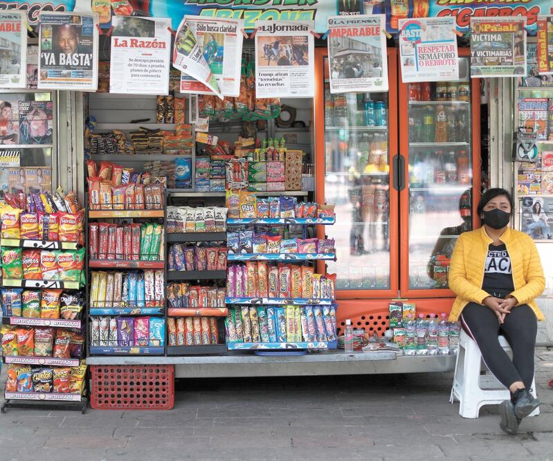 En la capital de México los puestos de periódicos y dulces volvieron a abrir, tras el inicio del retorno a la "nueva normalidad" decretada ayer. SÁSHENKA GUTIÉRREZ. EFE 