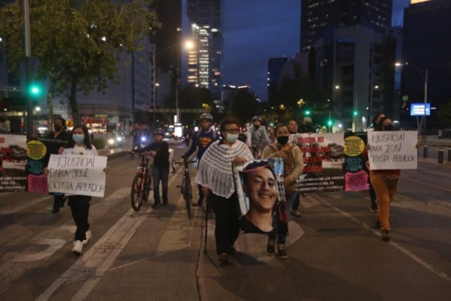 Con "ataúdes", rodada ciclista exige justicia por muertes en accidentes viales