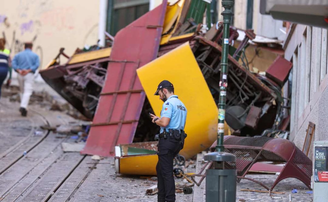 Expertos técnicos evalúan el accidente del funicular de la Gloria en Lisboa, un popular medio de transporte turístico, que descarriló ayer en Lisboa, Portugal, el 4 de septiembre de 2025. Al menos 17 personas murieron en el descarrilamiento y otras 22 resultaron heridas, informaron los servicios de emergencia locales. Foto: EFE