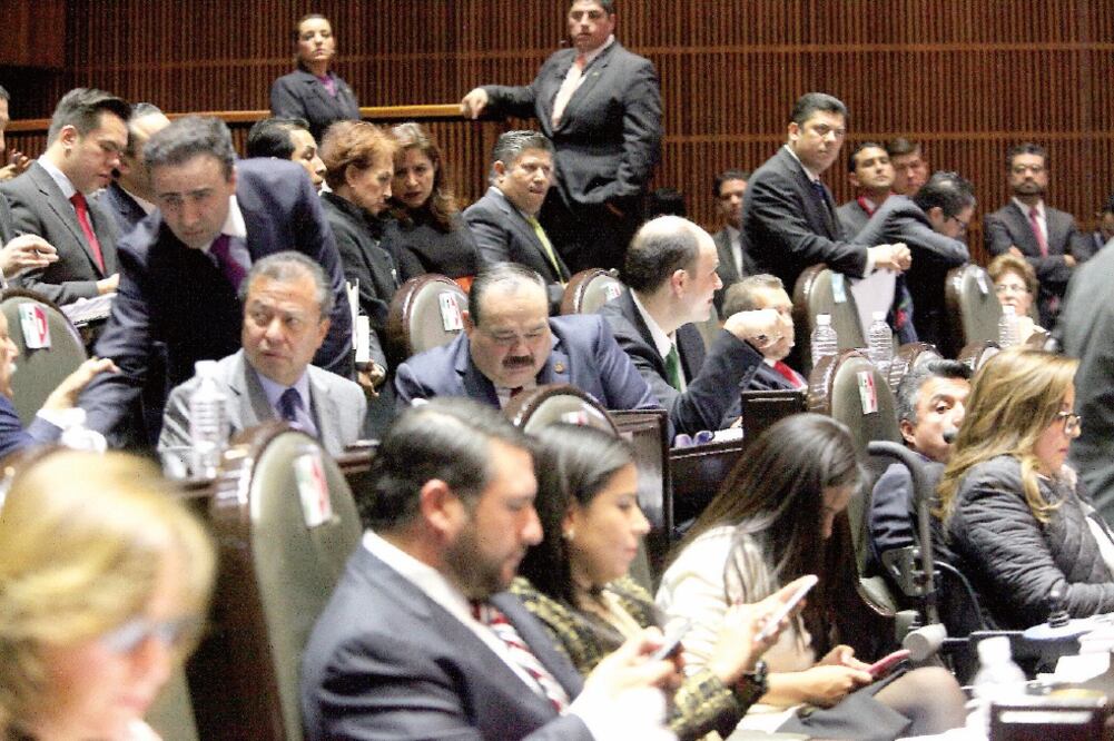 Los priístas, en voz de Enrique Burgos, refirieron que la reforma mejorará las condiciones de convivencia en la ciudad (LUCÍA GODÍNEZ. EL UNIVERSAL)