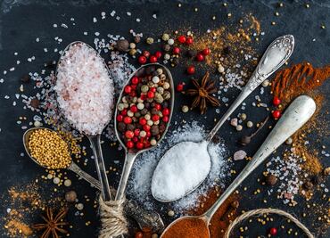 Prepara sales saborizadas para elevar tus platillos