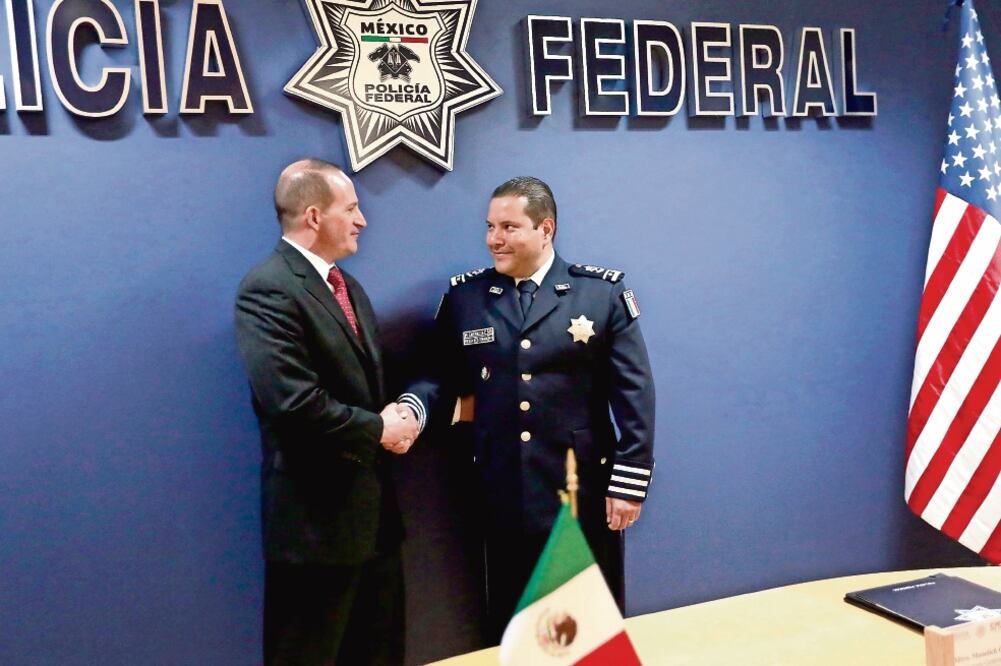 Una delegación de la ICE, encabezada Timothy J. Tubbs, entregó un reconocimiento al comisionado General de la Policía Federal, Manelich Castilla. (ESPECIAL)