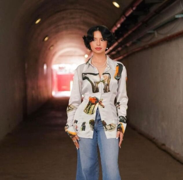 Ángela Aguilar luce camisa con print de caballos que vas a amar