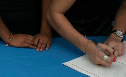 Con plantón, pareja gay logra registro de su hijo 