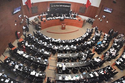 Senado reconoce trayectoria de Juan Gabriel